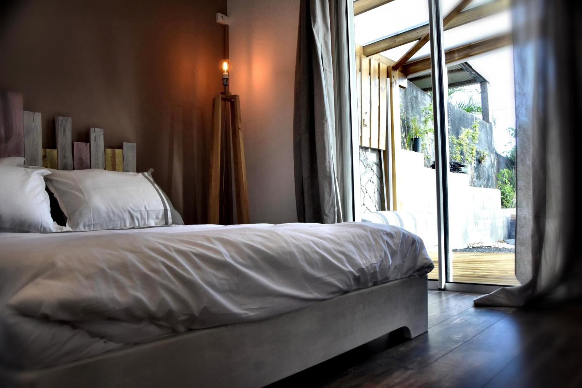 Chez Les Filles - Bungalodge Petite Île Eksteriør billede